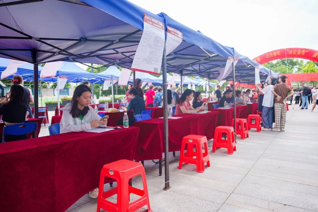 “白云美湾”人才招聘会太火爆,数百位求职者涌进广场! “白云美湾”人才招聘会太火爆,数百位求职者涌进广场!