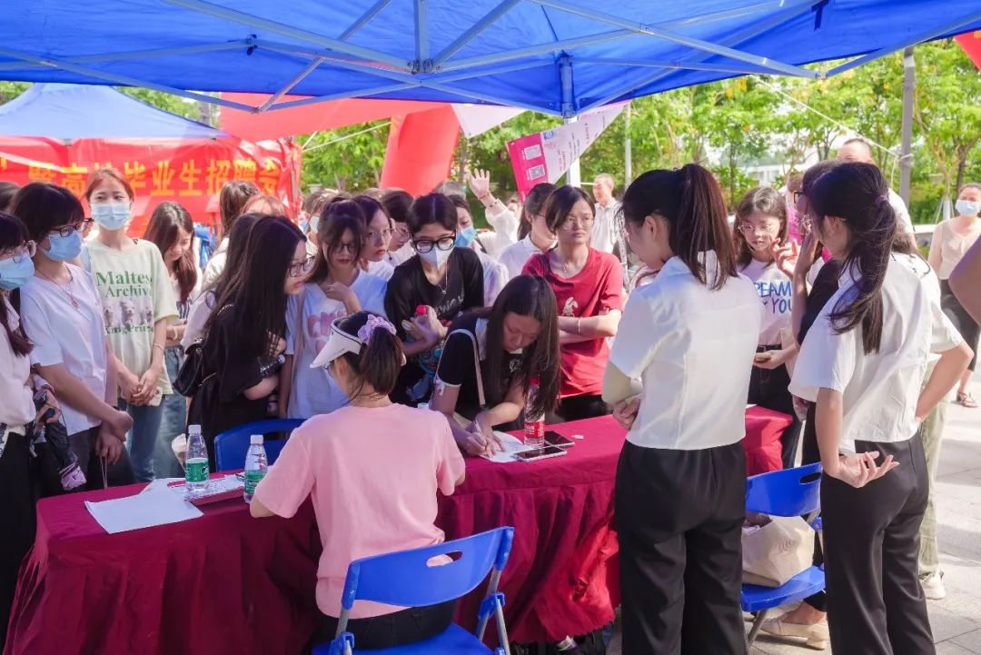 “白云美湾”人才招聘会太火爆,数百位求职者涌进广场! “白云美湾”人才招聘会太火爆,数百位求职者涌进广场!