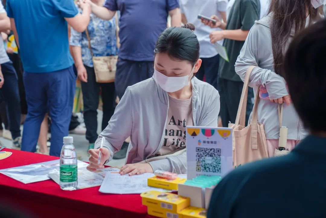“白云美湾”人才招聘会太火爆,数百位求职者涌进广场! “白云美湾”人才招聘会太火爆,数百位求职者涌进广场!