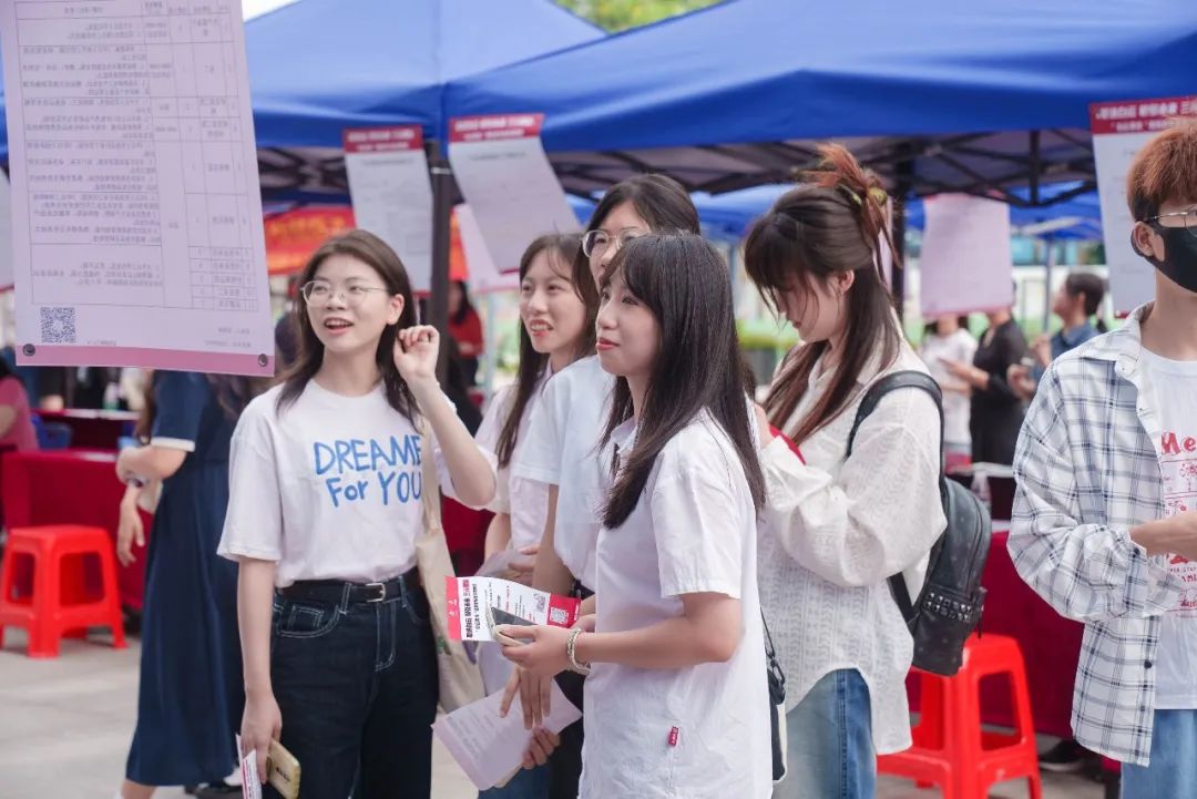“白云美湾”人才招聘会太火爆,数百位求职者涌进广场! “白云美湾”人才招聘会太火爆,数百位求职者涌进广场!