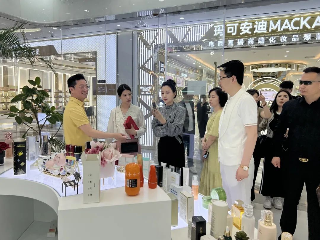 围观!千万级网红国岳夫妇到白云美湾广场选品啦 围观!千万级网红国岳夫妇到白云美湾广场选品啦