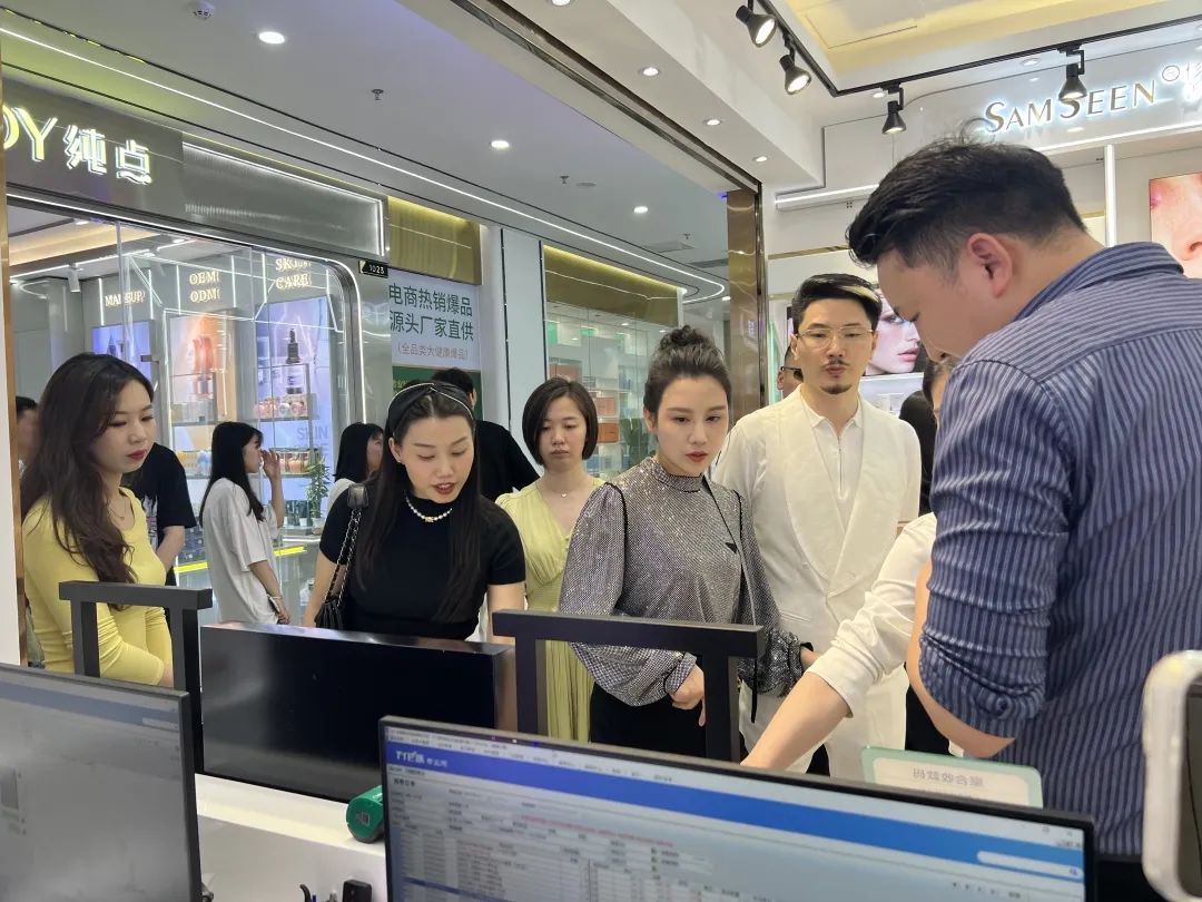 围观!千万级网红国岳夫妇到白云美湾广场选品啦 围观!千万级网红国岳夫妇到白云美湾广场选品啦