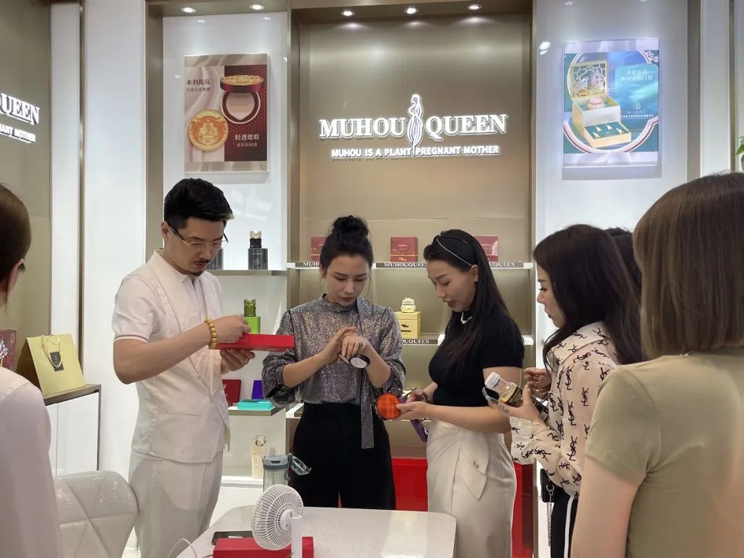 围观!千万级网红国岳夫妇到白云美湾广场选品啦 围观!千万级网红国岳夫妇到白云美湾广场选品啦