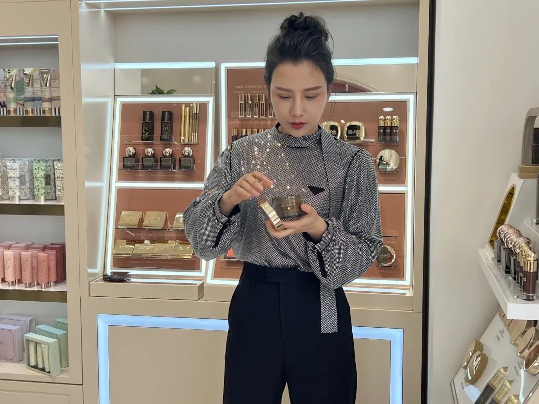 围观!千万级网红国岳夫妇到白云美湾广场选品啦 围观!千万级网红国岳夫妇到白云美湾广场选品啦