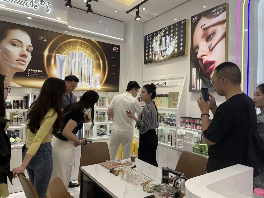 围观!千万级网红国岳夫妇到白云美湾广场选品啦 围观!千万级网红国岳夫妇到白云美湾广场选品啦