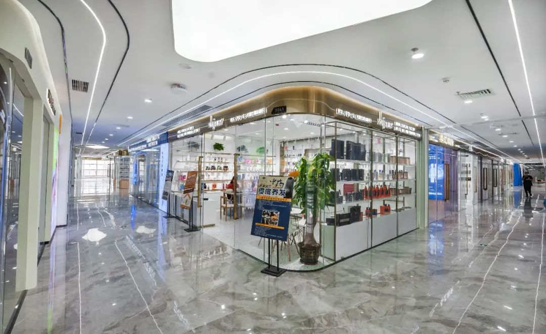 围观!千万级网红国岳夫妇到白云美湾广场选品啦 围观!千万级网红国岳夫妇到白云美湾广场选品啦