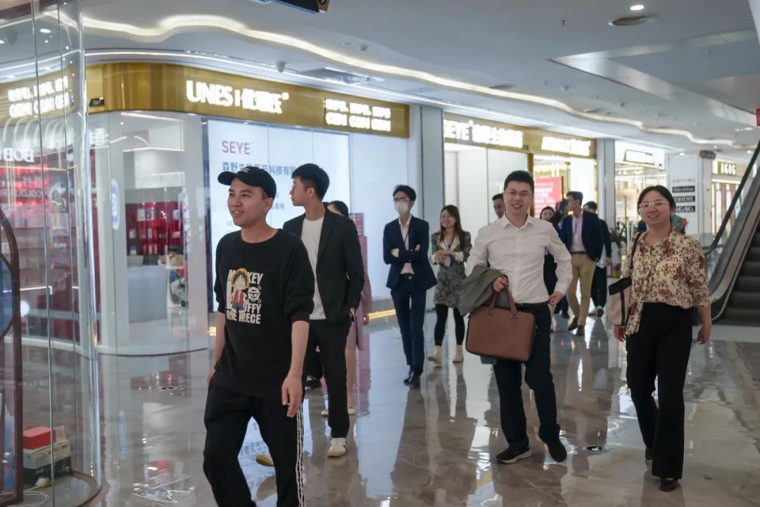 简讯│广州市政协委员、香港霍英东集团副总裁霍启文一行莅临白云美湾广场参观