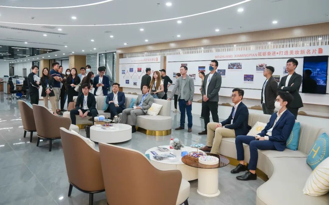 简讯│广州市政协委员、香港霍英东集团副总裁霍启文一行莅临白云美湾广场参观