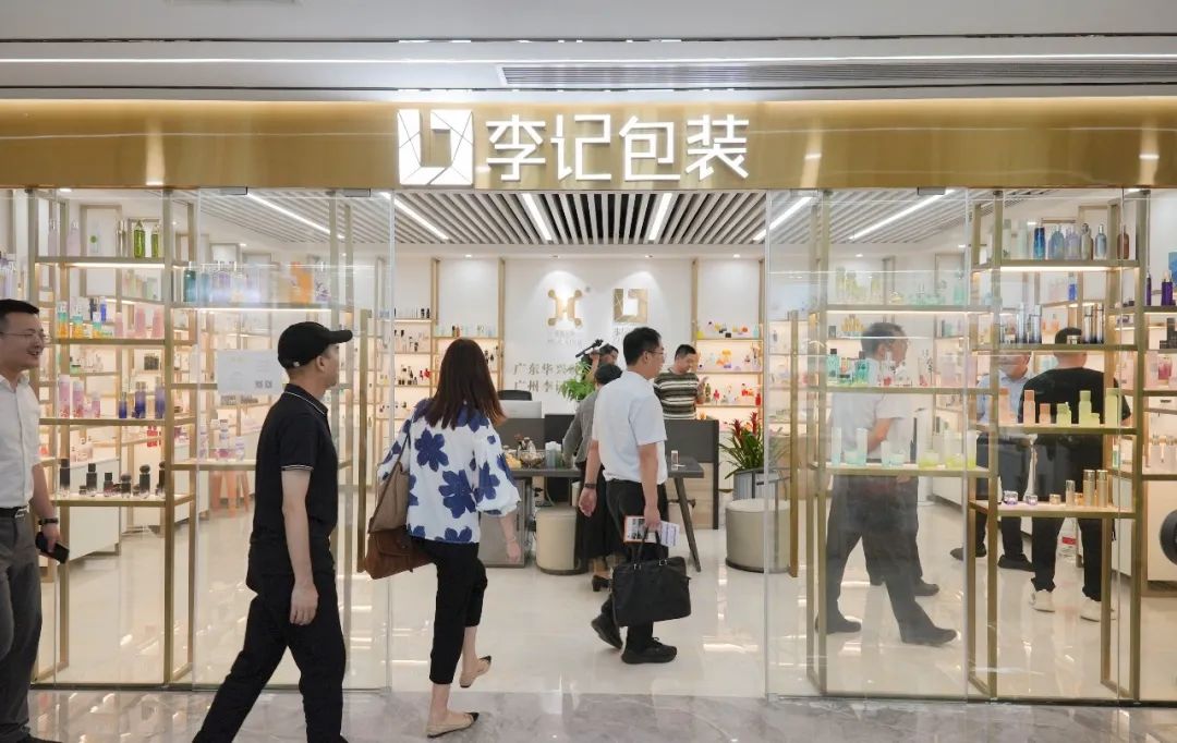 工信部中小企业发展促进中心单立坡主任一行莅临白云美湾广场调研参观指导 工信部中小企业发展促进中心单立坡主任一行莅临白云美湾广场调研参观指导