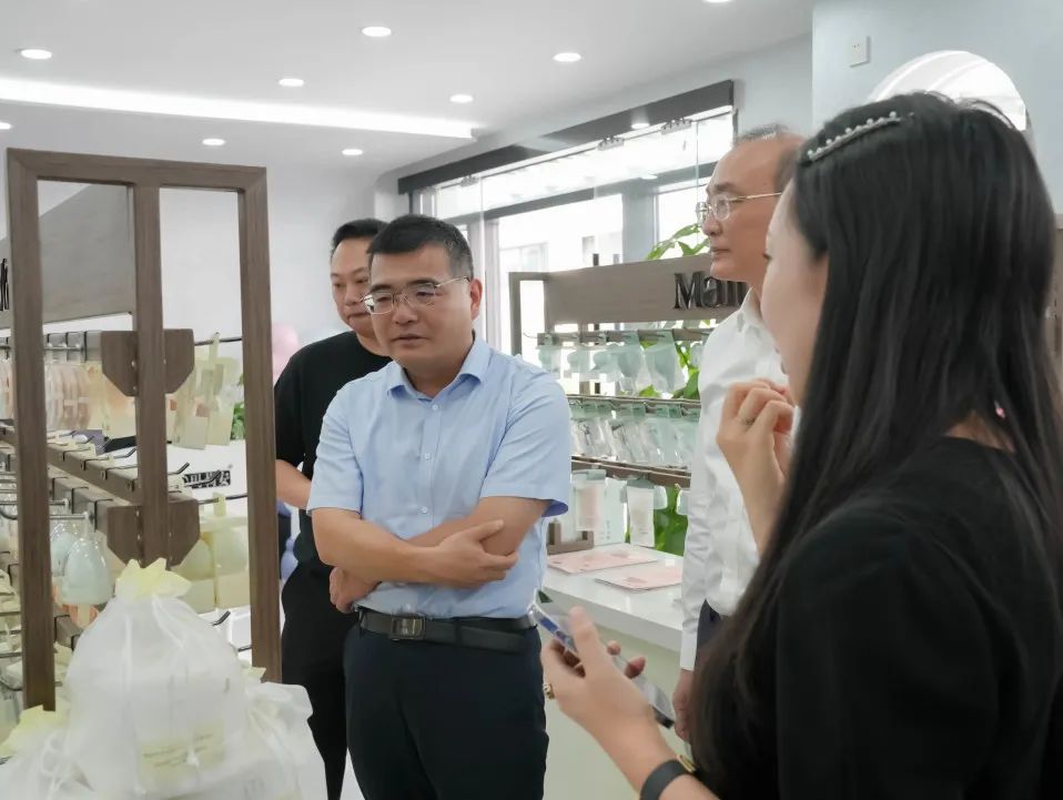 工信部中小企业发展促进中心单立坡主任一行莅临白云美湾广场调研参观指导 工信部中小企业发展促进中心单立坡主任一行莅临白云美湾广场调研参观指导